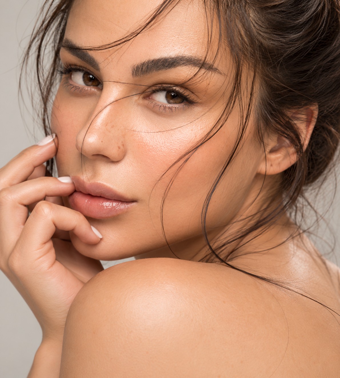 Nahaufnahme einer Kundin mit der Hand an den Lippen – FLORA ESTHÉTIQUE